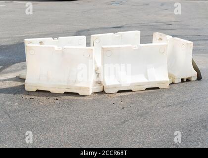 Des blocs de protection en plastique blanc autour du défaut sur l'asphalte en raison de l'entretien. Photo de haute qualité Banque D'Images