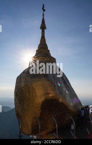 Des hommes qui collent des feuilles d'or à la Pagode Kyaiktiyo - Golden rock. Le soleil brille. Site de pèlerinage bouddhiste sacré. Les femmes ne sont pas autorisées. Mon état, Myanmar Banque D'Images