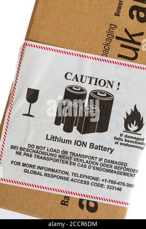 Attention batterie lithium-ION ne chargez pas et ne transportez pas la batterie si Étiquette d'autocollant endommagée sur le colis d'Amazon Banque D'Images