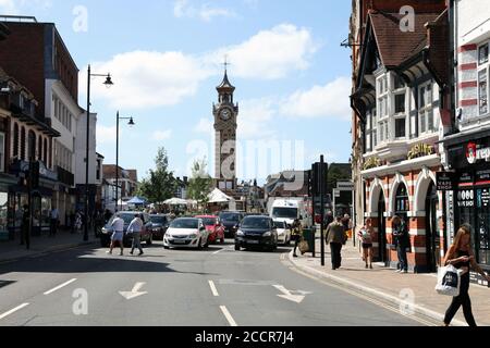 Vue vers l'ouest sur la rue haute d'Epsom en direction de la tour de l'horloge d'Epsom, Surrey, Royaume-Uni, août 2020 Banque D'Images