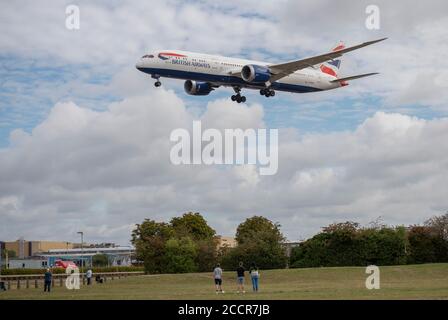 Aéroport de Heathrow, Londres, Royaume-Uni. 24 août 2020. Opérations à l'ouest arrivées d'avions sur la piste sud 27L après qu'elle a été fermée pour des réparations entreprises alors que la circulation en vol a été réduite pendant le pire confinement de la COVID-19. La piste 27L se poursuivra avec les fermetures de phase 2, les délais restant à publier. Image: British Airways Boeing 787 Dreamliner G-ZBKG arrive de San Francisco sous la surveillance d'une famille. Crédit : Malcolm Park/Alay Live News. Banque D'Images