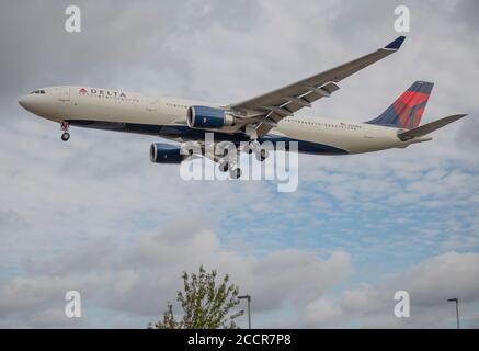 Aéroport de Heathrow, Londres, Royaume-Uni. 24 août 2020. L'Airbus A330 N824NW de Delta Airlines d'Atlanta arrive au toucher sur la piste sud 27L après avoir été fermé pour des réparations effectuées alors que le trafic aérien a été réduit pendant le pire confinement de la COVID-19. La piste 27L se poursuivra avec les fermetures de phase 2, les délais restant à publier. Crédit : Malcolm Park/Alay Live News. Banque D'Images