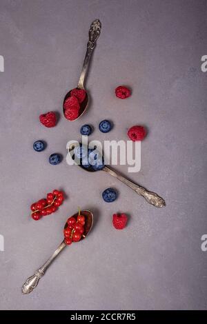 Différents types de baies dans les cuillères. Framboise, myrtille et cassis, vue de dessus Banque D'Images
