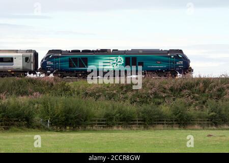 Une locomotive diesel de classe 68 de Direct Rail Services n° 68009 « Titan » alimentant un train principal Chiltern Railways, Warwickshire, Royaume-Uni Banque D'Images