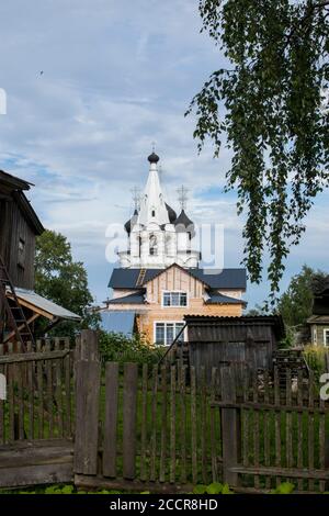 BELOZERSK, RUSSIE - 03 août 2020, l'Église du Sauveur. Panorama de la ville de Belozersk avec de vieux bâtiments en bois et église orthodoxe russe Banque D'Images