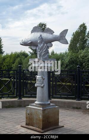 BELOZERSK, RUSSIE - 03 août 2020, Monument à la perche de brochet sur le remblai de Georgievsky dans la ville de Belozersk. Russie, région de Vologda Banque D'Images