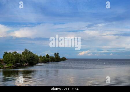 BELOZERSK, RUSSIE - 03 août 2020, Embankment dans la ville de Belozersk. Région de Vologda. Les garçons nagent dans un canal près du lac Banque D'Images