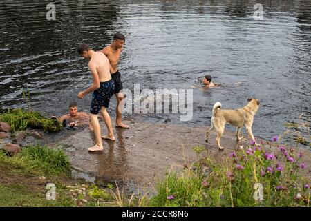 BELOZERSK, RUSSIE - 03 août 2020, Embankment dans la ville de Belozersk. Région de Vologda. Les garçons nagent dans un canal près du lac Banque D'Images