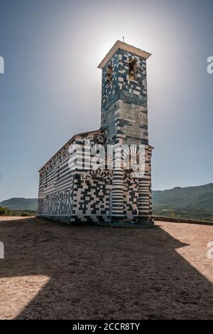 12ème église de San Michele à Murato en Corse avec montagnes derrière Banque D'Images