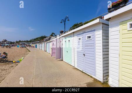 Huttes de plage le long de la promenade Marine Parade à Lyme Regis, une station balnéaire populaire de la côte jurassique à Dorset, au sud-ouest de l'Angleterre Banque D'Images