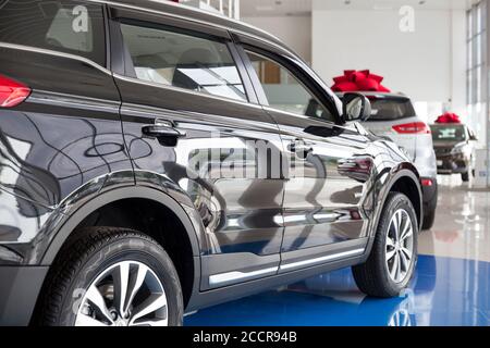 Russie, Izhevsk - 14 août 2020 : nouvel Atlas des voitures modernes dans la salle d'exposition de Geely. Vue arrière. Constructeur automobile de Chine. Banque D'Images