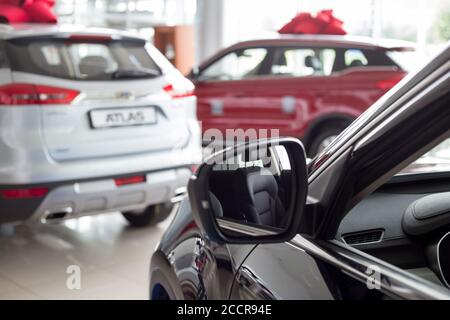 Russie, Izhevsk - 14 août 2020 : nouvelles voitures modernes dans la salle d'exposition Geely. Constructeur automobile de Chine. Banque D'Images