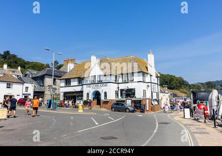 Le pub Cobb Arms par le Cobb à Lyme Regis, une station balnéaire populaire sur la côte jurassique à Dorset, au sud-ouest de l'Angleterre Banque D'Images