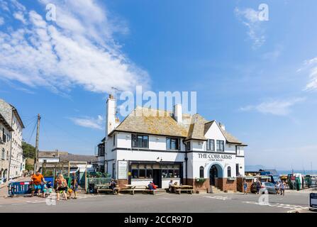 Le pub Cobb Arms par le Cobb à Lyme Regis, une station balnéaire populaire sur la côte jurassique à Dorset, au sud-ouest de l'Angleterre Banque D'Images