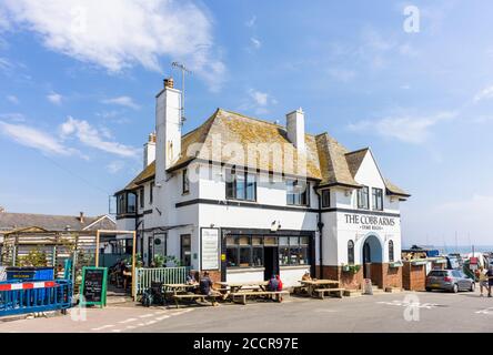 Le pub Cobb Arms par le Cobb à Lyme Regis, une station balnéaire populaire sur la côte jurassique à Dorset, au sud-ouest de l'Angleterre Banque D'Images