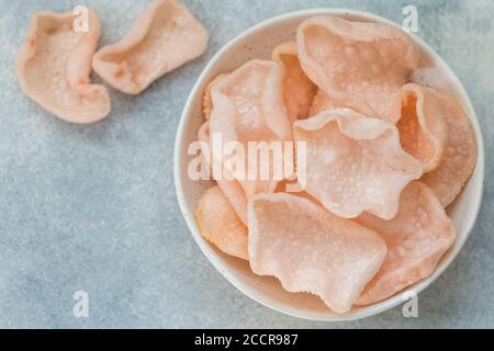 Délicieux croustilles croustillantes à base d'amidon, de farine et de crevettes. Bol de Krupuk (craquelins de crevettes). En-cas asiatique traditionnel. Un plat d'indonésien, malaisien, CH Banque D'Images