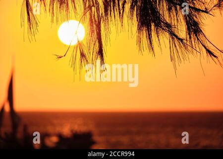 Boracay, Philippines - 23 janvier 2020: Coucher de soleil sur l'île de Boracay. Voile et autres bateaux traditionnels avec les touristes sur la mer sur le fond de Banque D'Images