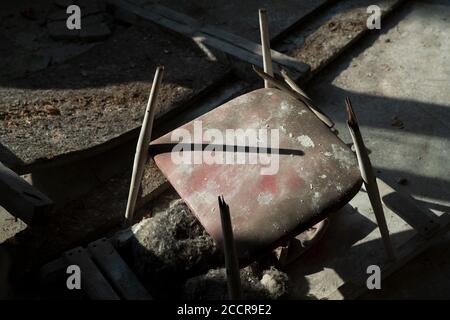 Chaise cassée dans une école abandonnée à Pripyat, zone d'exclusion de Tchernobyl, Ukraine Banque D'Images