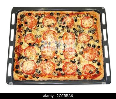Pizza carrée savoureuse avec des légumes sur une poêle isolée sur fond blanc. Pizza végétarienne. Boulangerie fraîche Banque D'Images