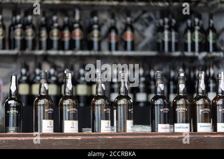 FUNCHAL, MADÈRE, PORUGAL - 3 SEPTEMBRE 2016 : les producteurs de vin encouragent à la dégustation de leurs vins lors du Festival du vin de Madère à Funchal sur Made Banque D'Images