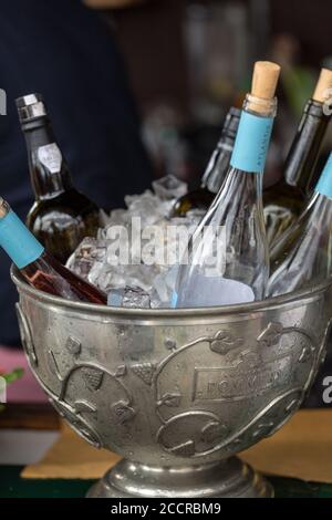 FUNCHAL, MADÈRE, PORUGAL - 3 SEPTEMBRE 2016 : les producteurs de vin encouragent à la dégustation de leurs vins lors du Festival du vin de Madère à Funchal sur Made Banque D'Images