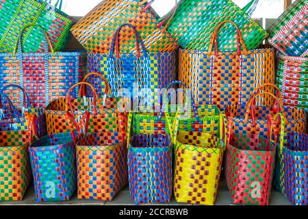 Présentation de paniers colorés à un marché en Birmanie, au Myanmar Banque D'Images