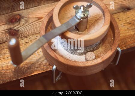 Broyeur à grain - Moulin à grain manuel pour le meulage manuel, sur une table en bois Banque D'Images