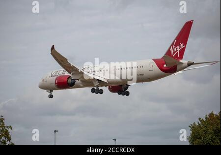 Aéroport de Heathrow, Londres, Royaume-Uni. 24 août 2020. Le Boeing 787 de Virgin Atlantic Dreamliner G-VMAP de Shanghai sur l'approche finale de la piste 27L Banque D'Images