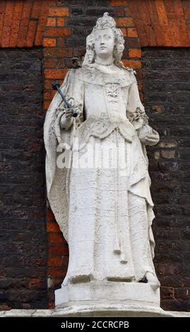 Londres, Angleterre, Royaume-Uni. Statue (c1704) de la reine Anne (1663-1714) à la porte de la reine Anne Banque D'Images