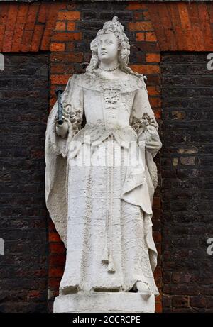 Londres, Angleterre, Royaume-Uni. Statue (c1704) de la reine Anne (1663-1714) à la porte de la reine Anne Banque D'Images