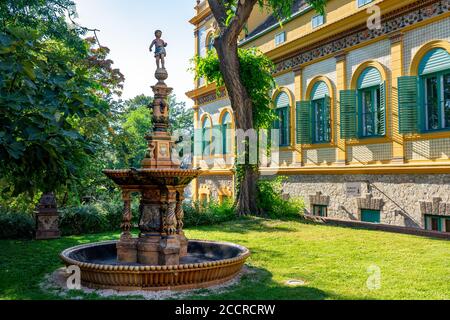 Fontaine décorée avec un garçon à Pecs hongrie Banque D'Images