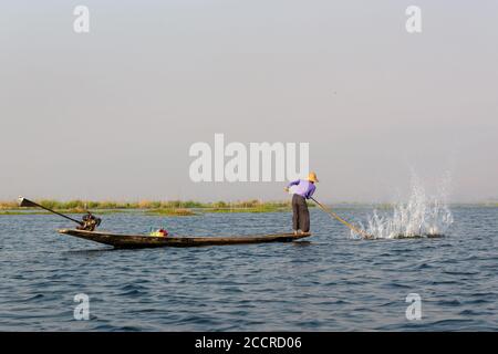 Intha pêcheur traditionnel d'aviron de jambe sur le lac Inle, Birmanie, Myanmar Banque D'Images