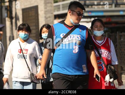 Pékin, Chine. 24 août 2020. Certains Chinois continuent de porter des masques protecteurs à l'extérieur, alors que d'autres ne le font pas après que le gouvernement ait levé l'exigence à Beijing le lundi 24 août 2020. Les responsables de la santé de la capitale ont supprimé l'obligation de porter des masques à l'extérieur, ce qui a pour effet d'assouplir davantage les mesures visant à prévenir la propagation de Covid-19 après que la ville ait signalé 13 jours consécutifs sans nouveaux cas. Malgré l'annonce, une grande proportion de personnes ont continué à porter des masques dans la ville. Photo de Stephen Shaver/UPI crédit: UPI/Alay Live News Banque D'Images