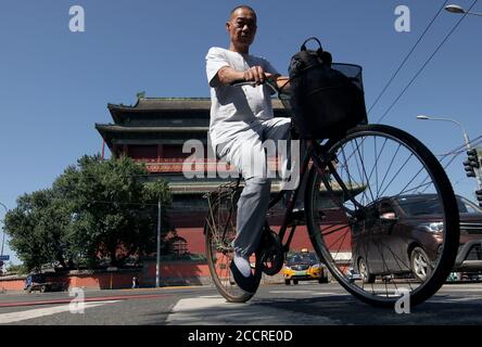 Pékin, Chine. 24 août 2020. Certains Chinois continuent de porter des masques protecteurs à l'extérieur, alors que d'autres ne le font pas après que le gouvernement ait levé l'exigence à Beijing le lundi 24 août 2020. Les responsables de la santé de la capitale ont supprimé l'obligation de porter des masques à l'extérieur, ce qui a pour effet d'assouplir davantage les mesures visant à prévenir la propagation de Covid-19 après que la ville ait signalé 13 jours consécutifs sans nouveaux cas. Malgré l'annonce, une grande proportion de personnes ont continué à porter des masques dans la ville. Photo de Stephen Shaver/UPI crédit: UPI/Alay Live News Banque D'Images