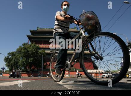 Pékin, Chine. 24 août 2020. Certains Chinois continuent de porter des masques protecteurs à l'extérieur, alors que d'autres ne le font pas après que le gouvernement ait levé l'exigence à Beijing le lundi 24 août 2020. Les responsables de la santé de la capitale ont supprimé l'obligation de porter des masques à l'extérieur, ce qui a pour effet d'assouplir davantage les mesures visant à prévenir la propagation de Covid-19 après que la ville ait signalé 13 jours consécutifs sans nouveaux cas. Malgré l'annonce, une grande proportion de personnes ont continué à porter des masques dans la ville. Photo de Stephen Shaver/UPI crédit: UPI/Alay Live News Banque D'Images