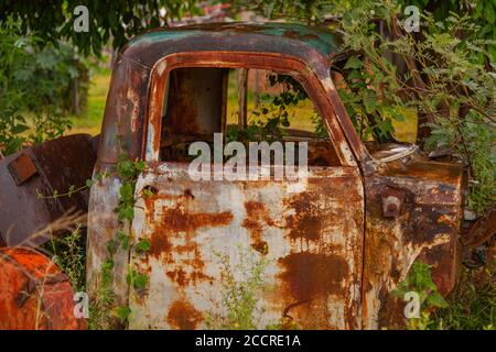 Une ancienne cabine autopropulsée. Avant d'un vieux camion de ferraille abandonné dans l'herbe verte. Antiquités automobiles. Banque D'Images