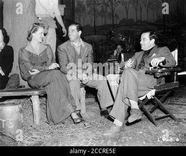 BETTE DAVIS a mis le visiteur FRANK CAPRA et WILLIAM WYLER sur un ensemble franc pendant le tournage de LA LETTRE 1940 réalisateur WILLIAM WYLER play W. Somerset Maugham scénario Howard Koch Warner Bros. Banque D'Images