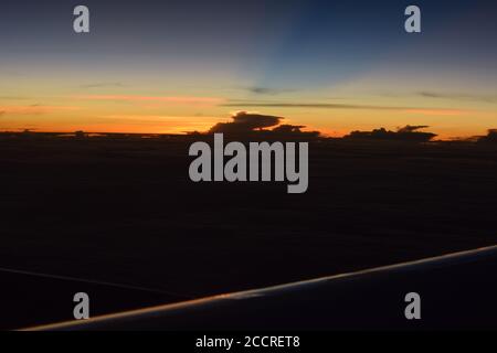 Planète x nibiru vue de l'avion au lever du soleil sur le Océan Atlantique Banque D'Images