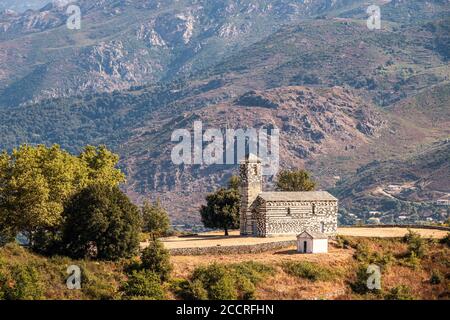 12ème église de San Michele à Murato en Corse avec montagnes derrière Banque D'Images