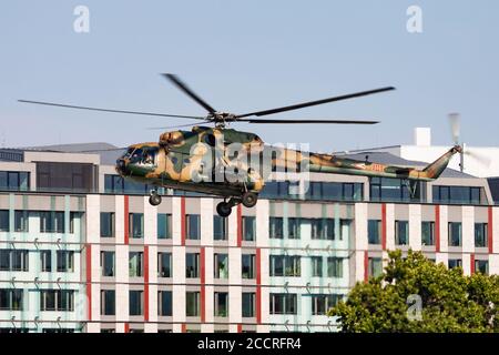 BUDAPEST / HONGRIE - Juillet 4, 2015 : Hongrie Mil Mi-17 701 Affichage d'hélicoptères de transport plus de Danube dans le centre de Budapest Banque D'Images