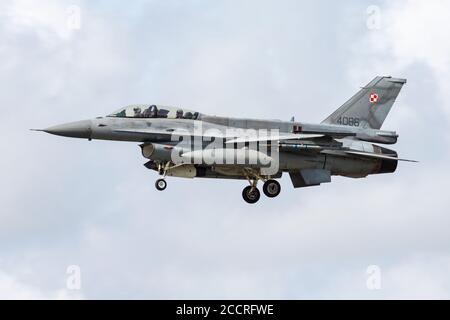 Leeuwarden / pays-Bas - 13 avril 2015 : Lockheed Martin F-16D de l'armée de l'air polonaise combat l'arrivée et l'atterrissage d'un avion de chasse Falcon 4086 à Leeuwarden A Banque D'Images