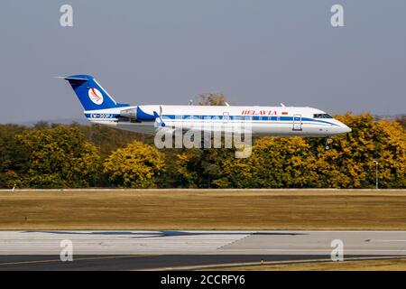 Budapest / Hongrie - 14 octobre 2018 : arrivée et atterrissage à l'aéroport de Budapest d'un avion de transport de passagers Bombardier CRJ-200 EW-303PJ Banque D'Images