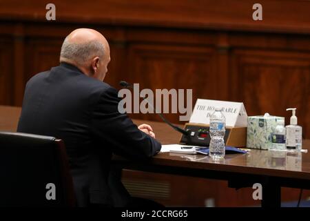 Washington, États-Unis. 24 août 2020. LE ministre des postes DES ÉTATS-UNIS, Louis DeJoy, se présente pour témoigner devant une audience du Comité de surveillance et de réforme de la Chambre sur les ralentissements au Service postal avant les élections de novembre à Capitol Hill, à Washington, DC, le 24 août 2020. (Photo d'Oliver Contreras/SIPA USA) Credit: SIPA USA/Alay Live News Banque D'Images