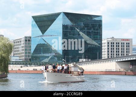 Berlin Allemagne sortie en bateau sur la Spree avec le Immeuble de bureaux New Cube Berlin derrière l'été 2020 Banque D'Images