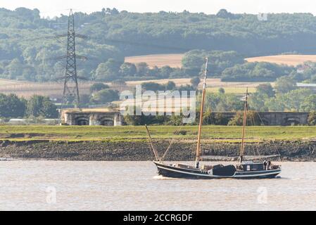 Bateau à voile nommé Albatros sur la Tamise à East Tilbury, Essex, Royaume-Uni. En passant par le fort Shornemead du côté de Kent. Grande leboard, relevée Banque D'Images