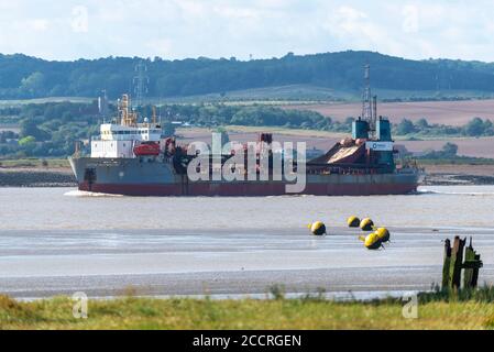 Le dredger Hopper nommé ville de Westminster sur la Tamise en passant par Coalhouse point, East Tilbury, Essex, Royaume-Uni, se dirigeant vers la mer Banque D'Images