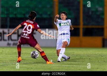 Mana Mihashi (Sassuolo Femminile) Paloma Lazaro (Roma Femminile) pendant le match italien de Womens Serie A' entre Sassuolo Womens 1-1 Roma Womens au stade Enzo Ricci le 23 août 2020 à Sassuolo, Italie. (Photo de Maurizio Borsari/AFLO) Banque D'Images