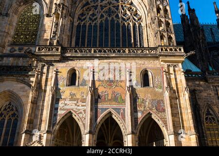 Golden Gate, (Zlata brana) décoré avec la mosaïque du jugement dernier XIVe siècle récemment restaurée, sur le côté sud de la cathédrale Saint-Vitus, Prague Banque D'Images