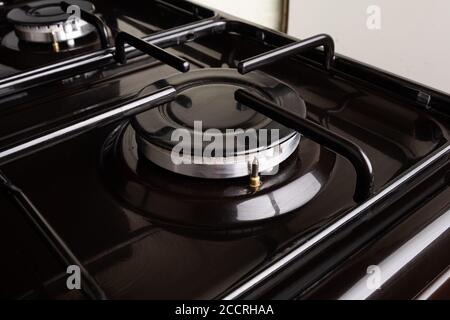 brûleur noir sur une cuisinière à gaz gros plan, appareils ménagers de cuisine. Banque D'Images