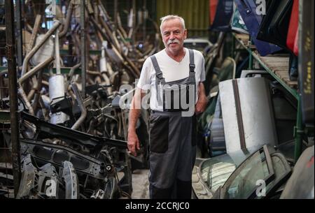 Waiblingen, Allemagne. 20 août 2020. Wolfgang Resch se trouve dans un entrepôt de sa société de recyclage automobile. Credit: Christoph Schmidt/dpa/Alay Live News Banque D'Images